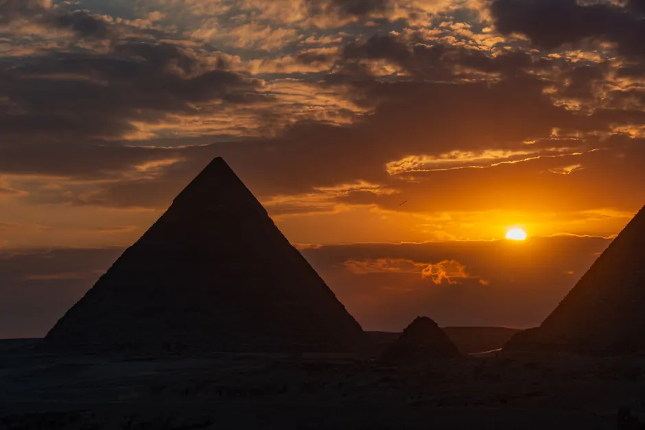 Pirâmides do Egito ao pôr do sol, destino histórico e de praia para 2027