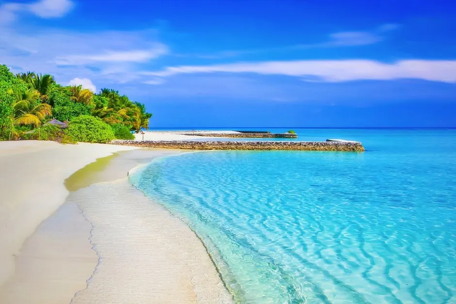 Praia tropical deserta em São Tomé e Príncipe, destino de natureza para 2027
