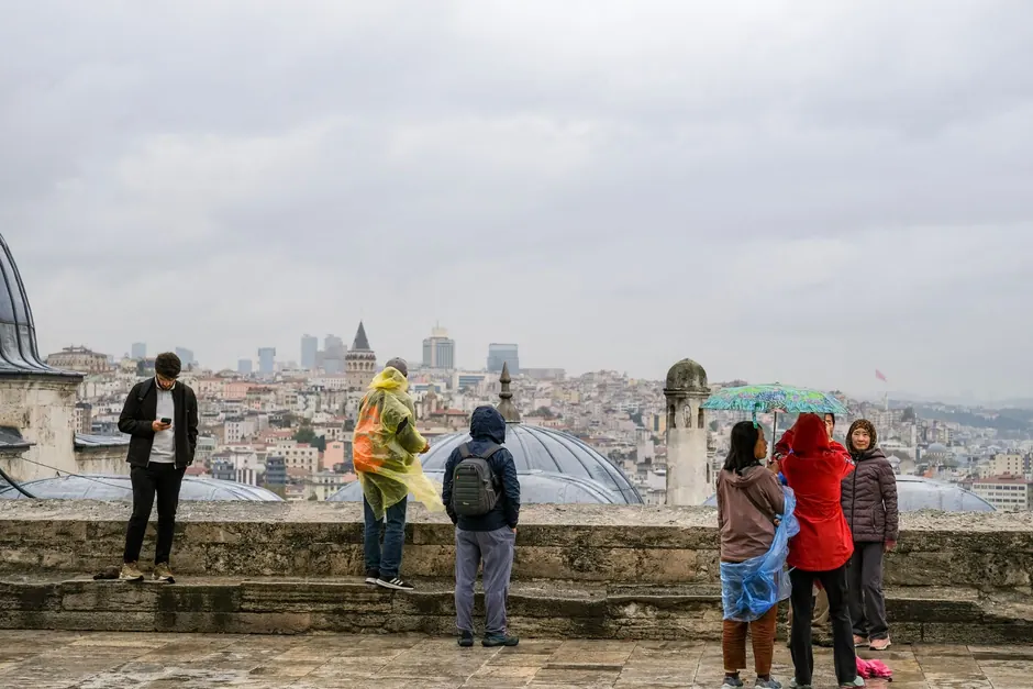 Viajantes a admirar o horizonte de Istambul, Turquia, inspiração para onde viajar em 2027